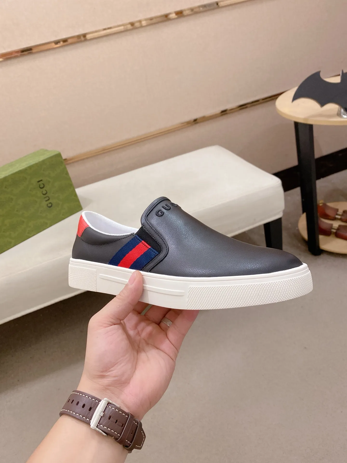 Men's shoes 💰 462💰The new GUCCI (Gucci) counters are launched simultaneously. The new men's shoes, 😘fabrics are selected from imported cowhide, and the lining is sheepskin lining. 👍🏿 High-end ☄️ air-cushion molded anti-slip rubber outsole, exquisite lines, simple and elegant, comfortable and high-end for leisure travel. Code number: 38 to 44 (45 can be customized and cannot be returned or exchanged)